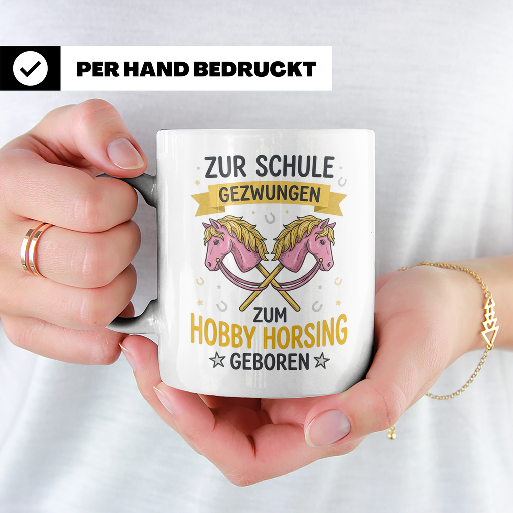 Hobby Horsing Tasse mit Spruch Zur Schule gezwungen. Geschen – Weiß [farbe:weiß]