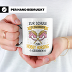 Hobby Horsing Tasse mit Spruch Zur Schule gezwungen. Geschen – Weiß [farbe:weiß]