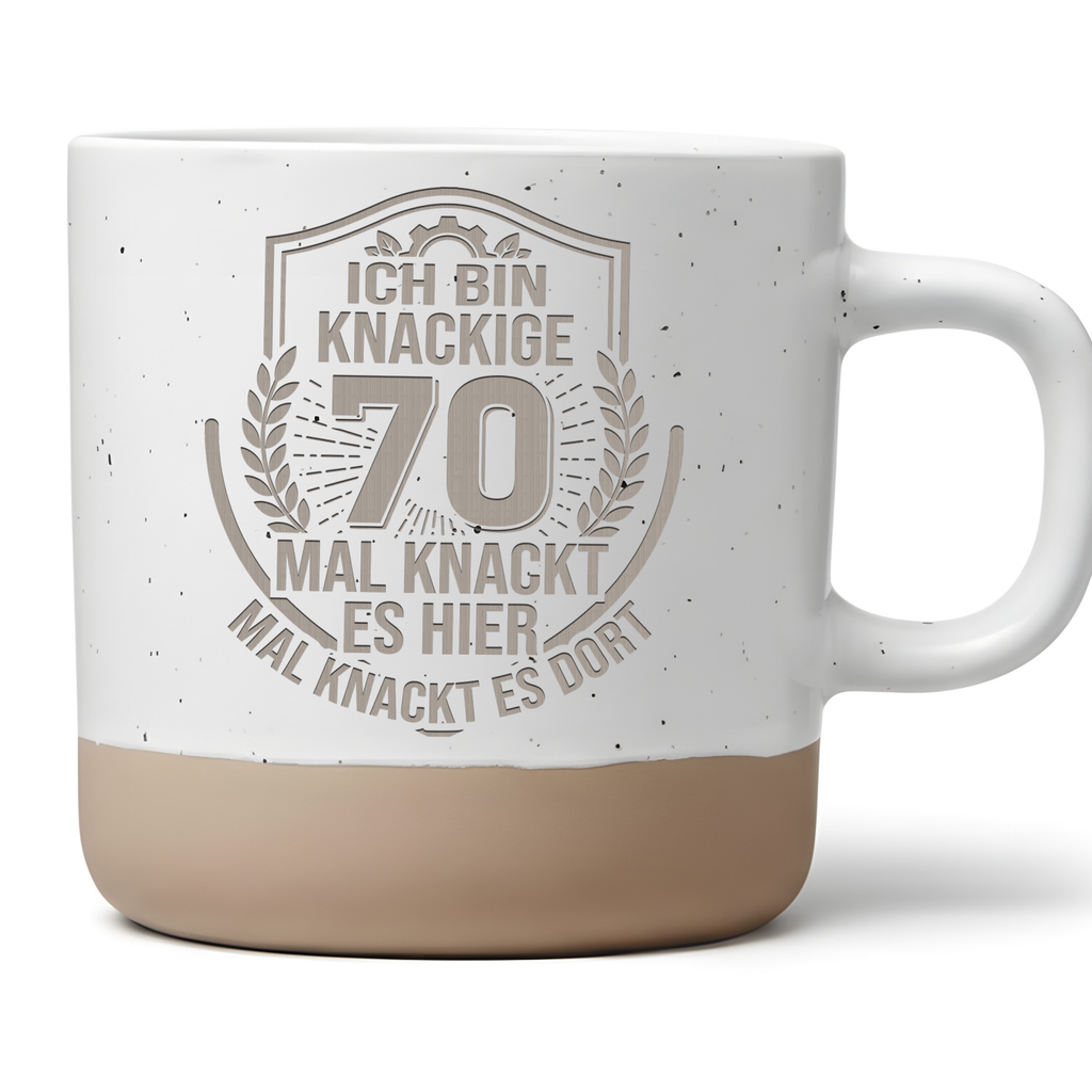 Tasse 70. Geburtstag Ich bin knackige 70, Lustiger Becher Keramik 70 J – Bild 1