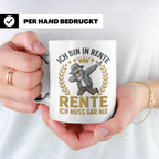Rentner Tasse mit Spruch Ich bin in Rente ich muss gar nix,  – Weiß [farbe:weiß]