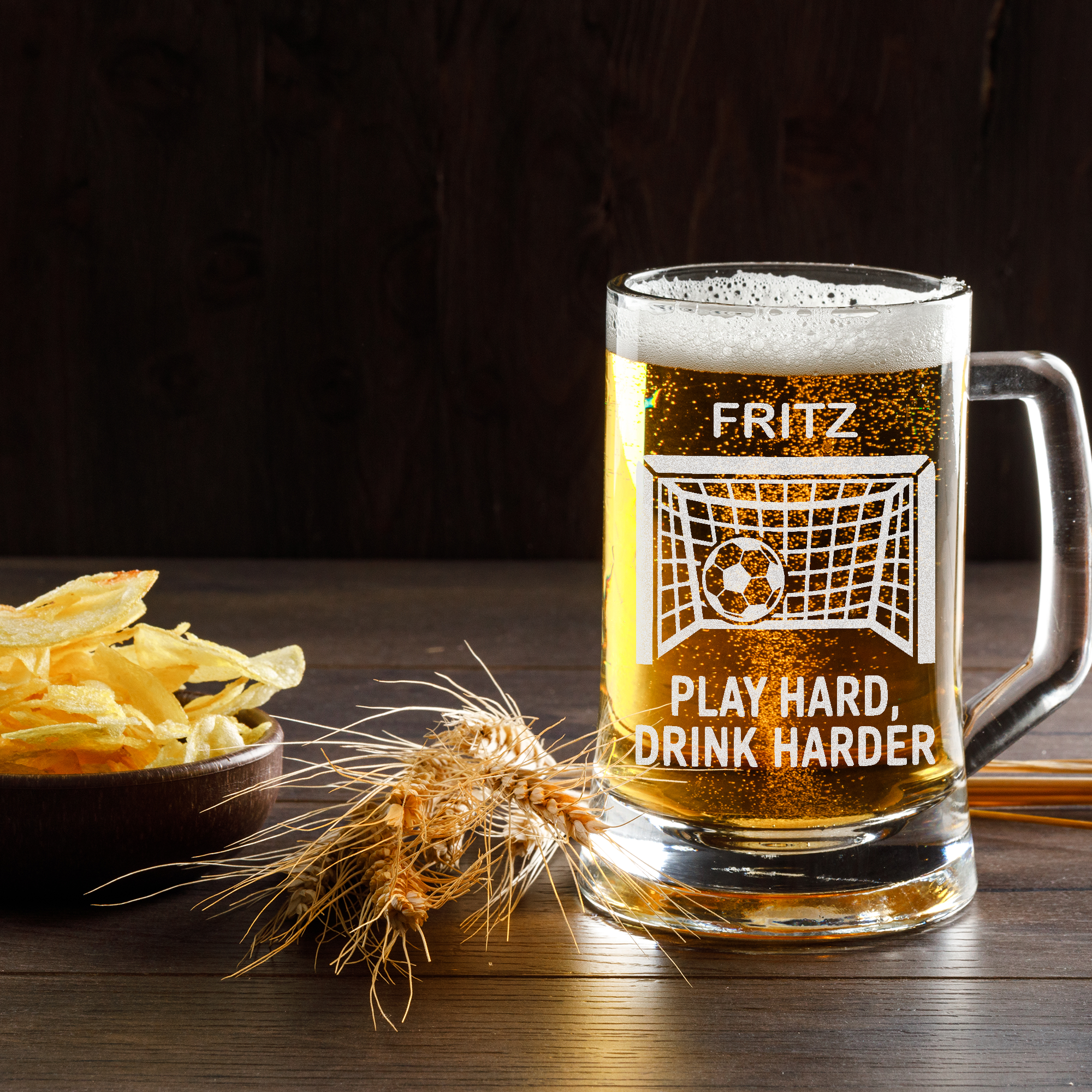 Personalisierter Bierkrug Fußball Motiv mit Name Play Hard Drink Harder Geschenk für Fußballer