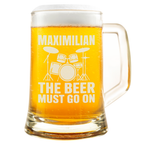 Personalisierter Bierkrug Schlagzeug Motiv The Beer Must Go On Geschenk für Musiker Drummer
