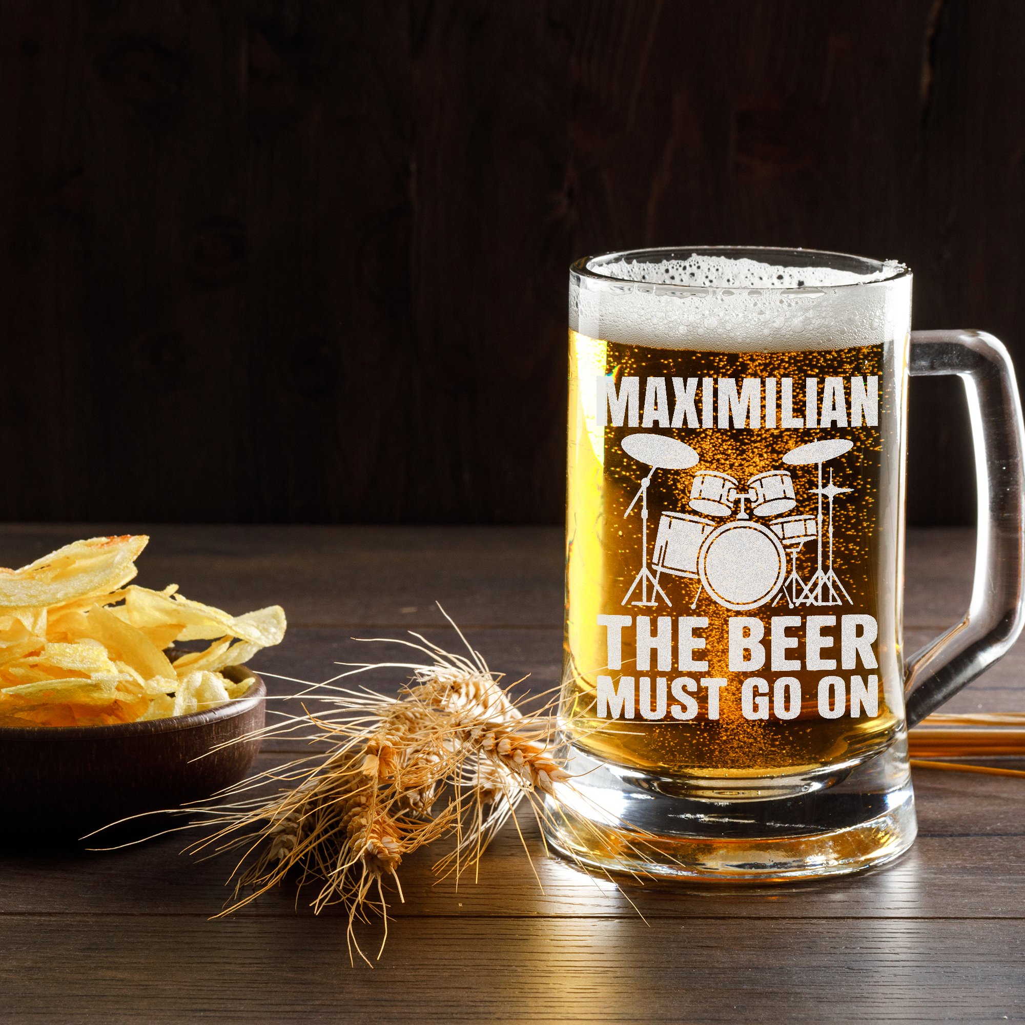 Personalisierter Bierkrug Schlagzeug Motiv The Beer Must Go On Geschenk für Musiker Drummer