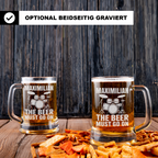 Personalisierter Bierkrug Schlagzeug Motiv The Beer Must Go On Geschenk für Musiker Drummer