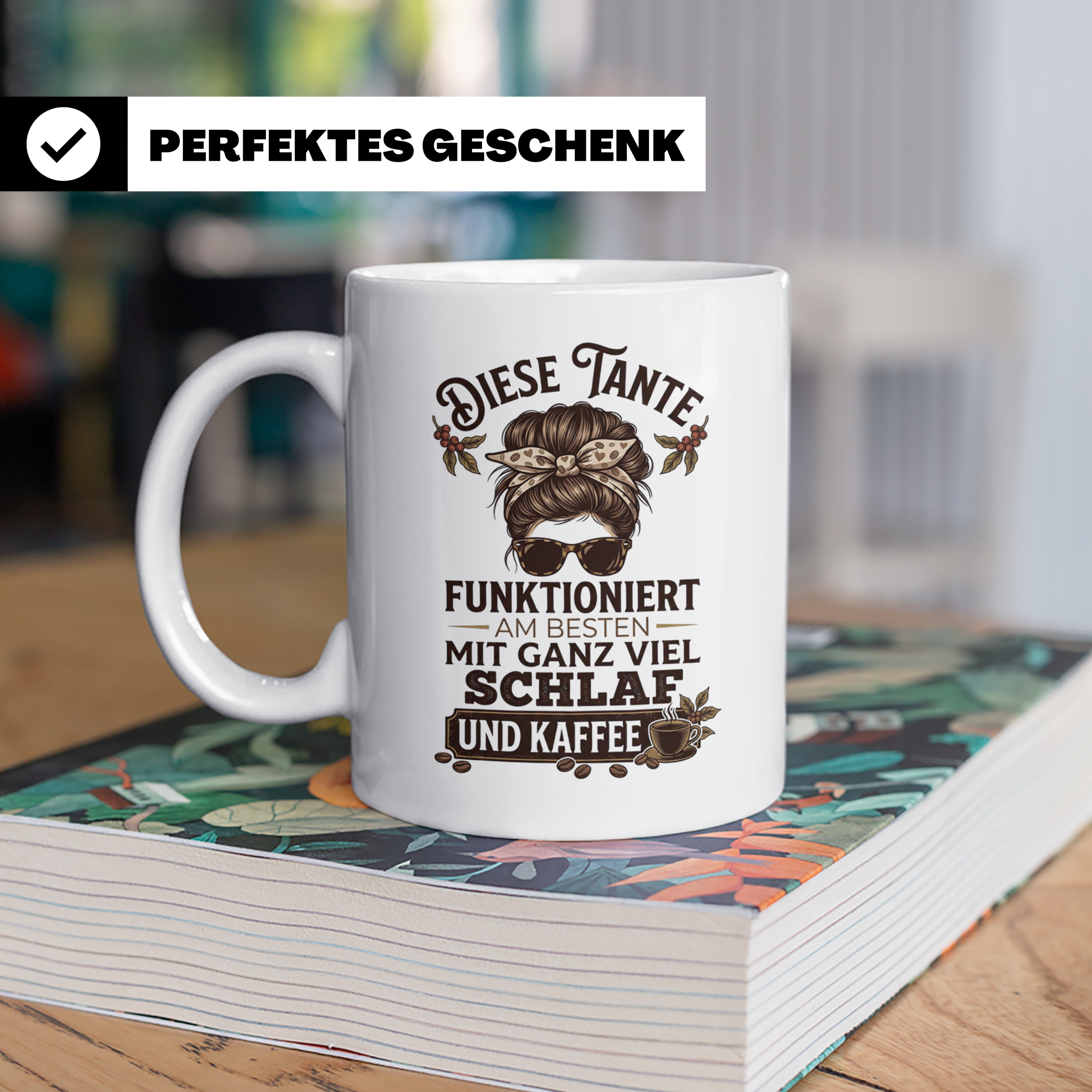 Tante Kaffeetasse mit Spruch 'Funktioniert mit Schlaf & Kaff – Weiß [farbe:weiß]