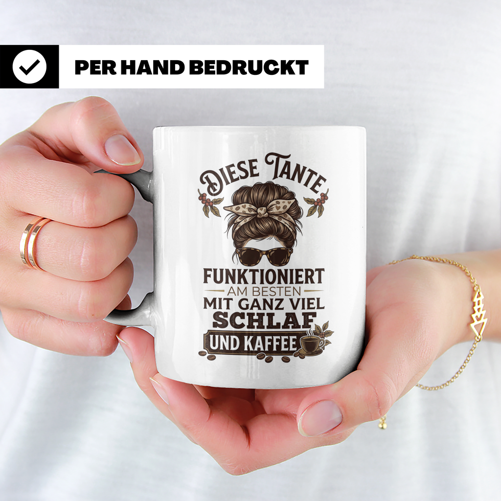 Tante Kaffeetasse mit Spruch 'Funktioniert mit Schlaf & Kaff – Weiß [farbe:weiß]