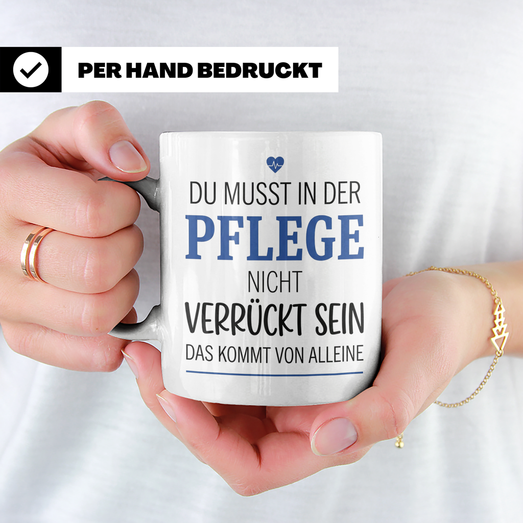 Pflege Tasse mit Spruch Du musst nicht verrückt sein Geschen – Weiß [farbe:weiß]