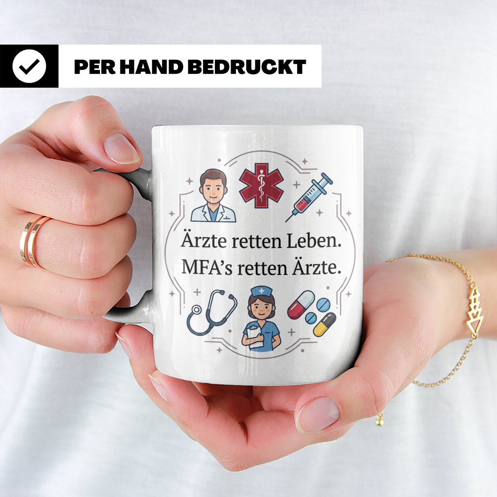 MFA Tasse mit Spruch 'Ärzte retten Leben MFAs retten Ärzte'  – Weiß [farbe:weiß]