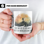 Wander Tasse mit Spruch 'Nur wo du zu Fuß warst' | Bergsteig – Weiß [farbe:weiß]