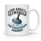 Stockschießen Tasse mit Spruch Zur Arbeit gezwungen zum Stoc – Weiß [farbe:weiß]