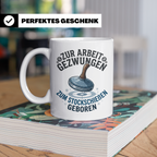 Stockschießen Tasse mit Spruch Zur Arbeit gezwungen zum Stoc – Weiß [farbe:weiß]