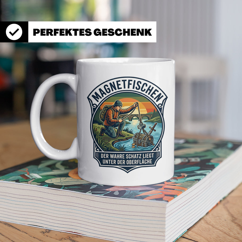 Magnetfischen Tasse mit Spruch Der wahre Schatz liegt unter  – Weiß [farbe:weiß]