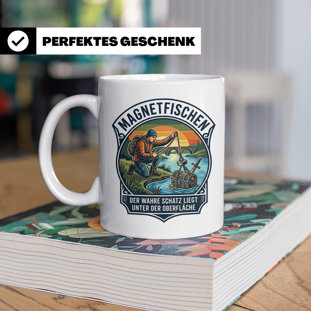 Magnetfischen Tasse mit Spruch Der wahre Schatz liegt unter  – Weiß [farbe:weiß]