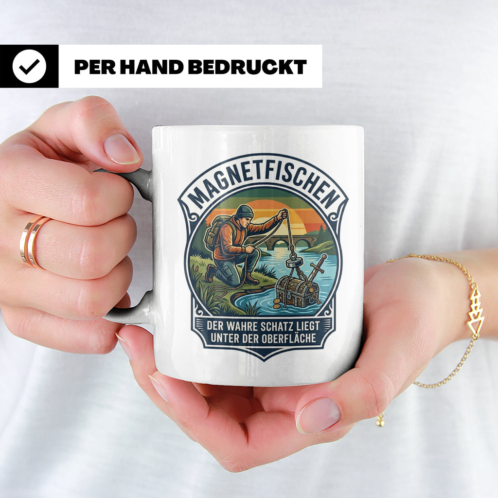 Magnetfischen Tasse mit Spruch Der wahre Schatz liegt unter  – Weiß [farbe:weiß]