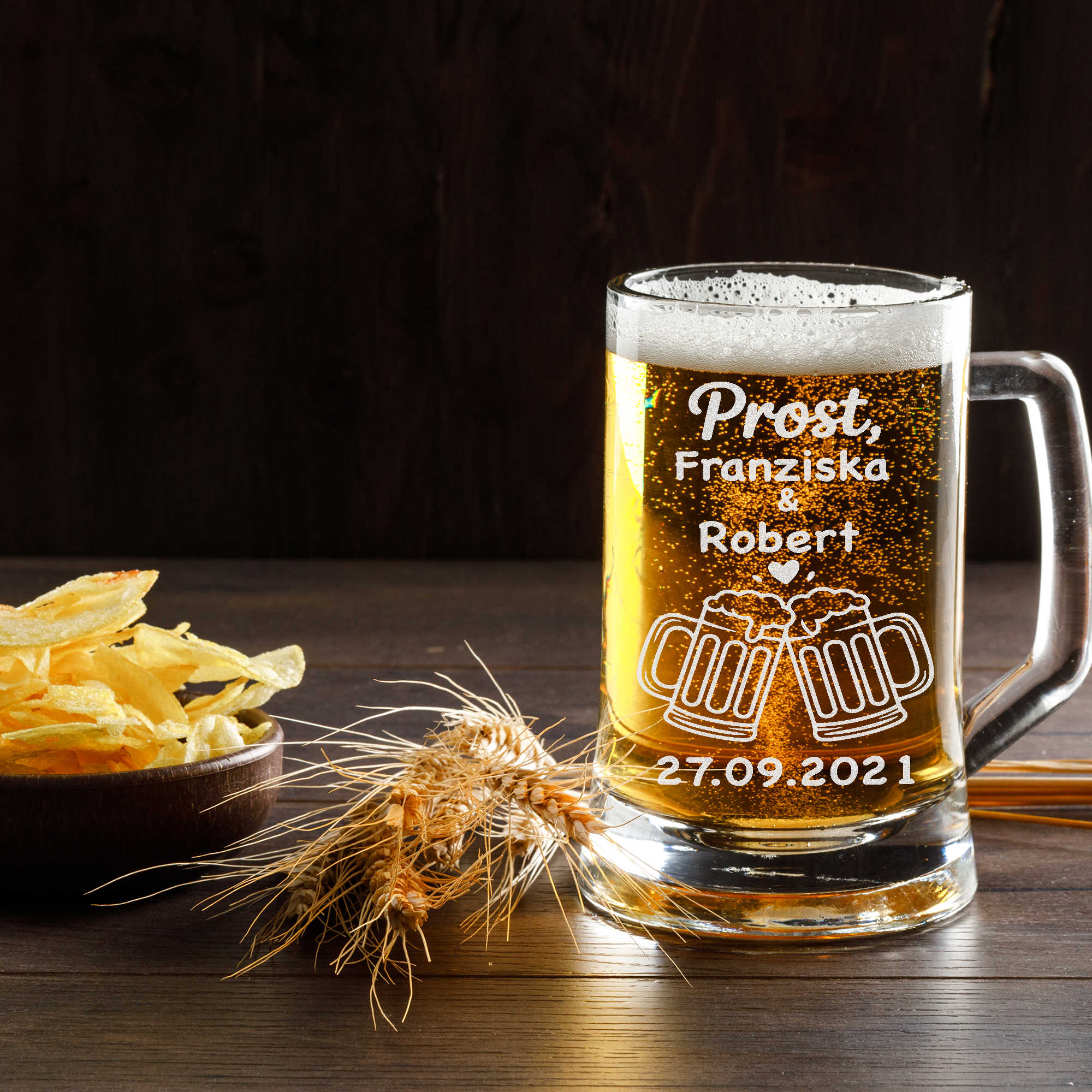 Personalisierter Bierkrug Glas mit Gravur – Prost Motiv, Geschenkidee Hochzeit, Pärchen, Freunde, Jahrestag, Party, Männer & Frauen