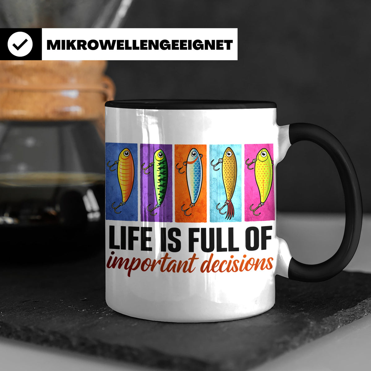 Angler Tasse mit Angelköder Spruch: Das Leben ist voller wic – Schwarz [farbe:schwarz]