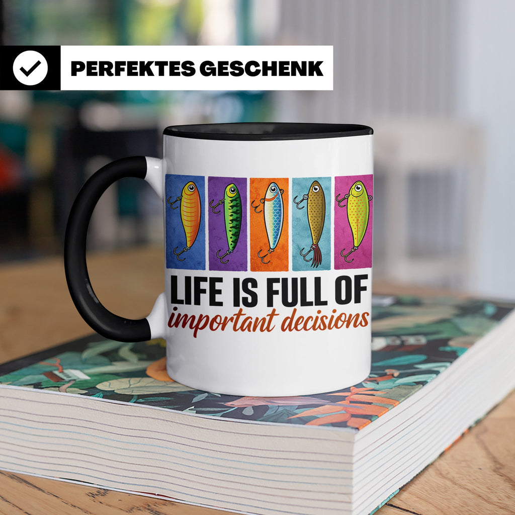 Angler Tasse mit Angelköder Spruch: Das Leben ist voller wic – Schwarz [farbe:schwarz]
