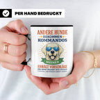 Hundetasse Labrador Spruch Andere Hunde bekommen Kommandos.  – Schwarz [farbe:schwarz]