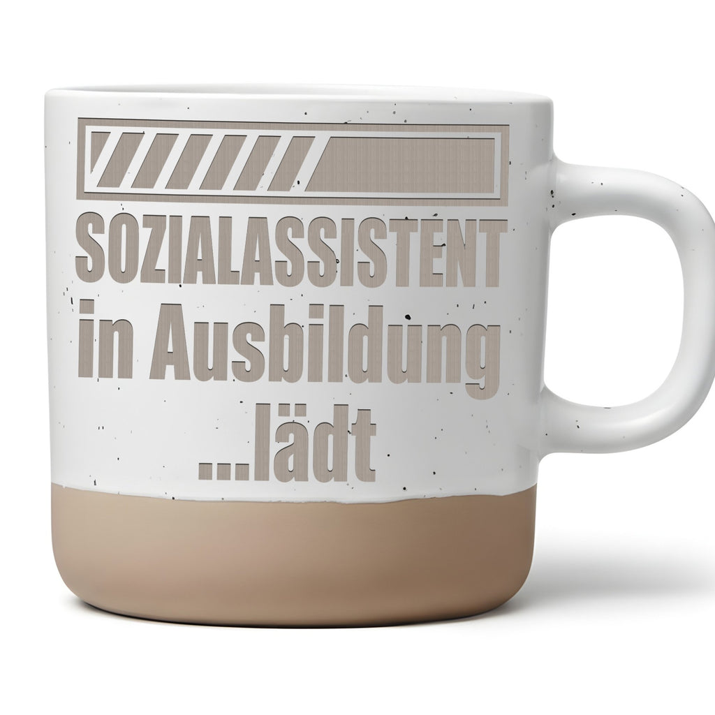 Sozialassistent Tasse in Ausbildung lädt - Lustiges Geschenk für Azubi – Bild 1