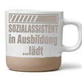Sozialassistent Tasse in Ausbildung lädt - Lustiges Geschenk für Azubi – Bild 1