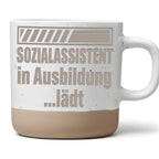 Sozialassistent Tasse in Ausbildung lädt - Lustiges Geschenk für Azubi – Bild 1