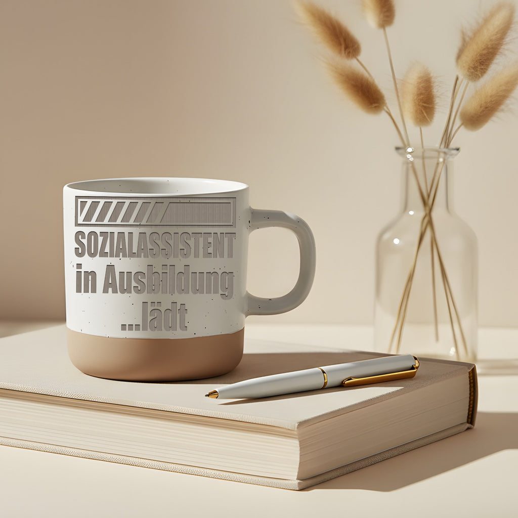 Sozialassistent Tasse in Ausbildung lädt - Lustiges Geschenk für Azubi – Bild 5