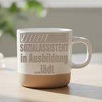 Sozialassistent Tasse in Ausbildung lädt - Lustiges Geschenk für Azubi – Bild 6
