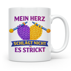 Stricken Tasse mit Spruch Mein Herz schlägt nicht es strickt – Weiß [farbe:weiß]