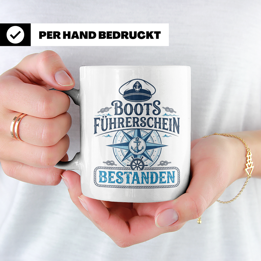 Bootsführerschein bestanden Tasse für Skipper, Kapitän & Seg – Weiß [farbe:weiß]
