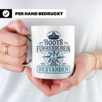 Bootsführerschein bestanden Tasse für Skipper, Kapitän & Seg – Weiß [farbe:weiß]