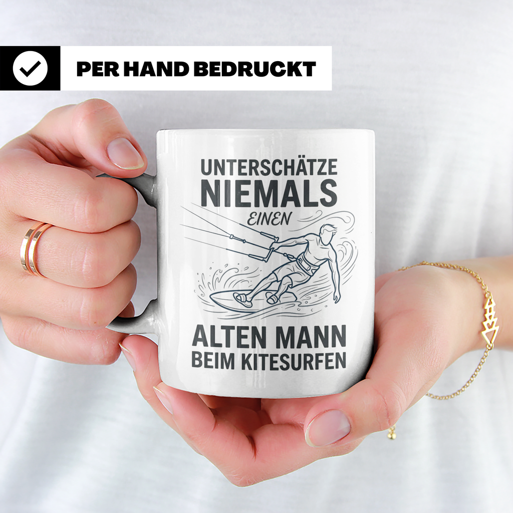 Alter Mann Kitesurfen Tasse Spruch Unterschätze niemals Kite – Weiß [farbe:weiß]