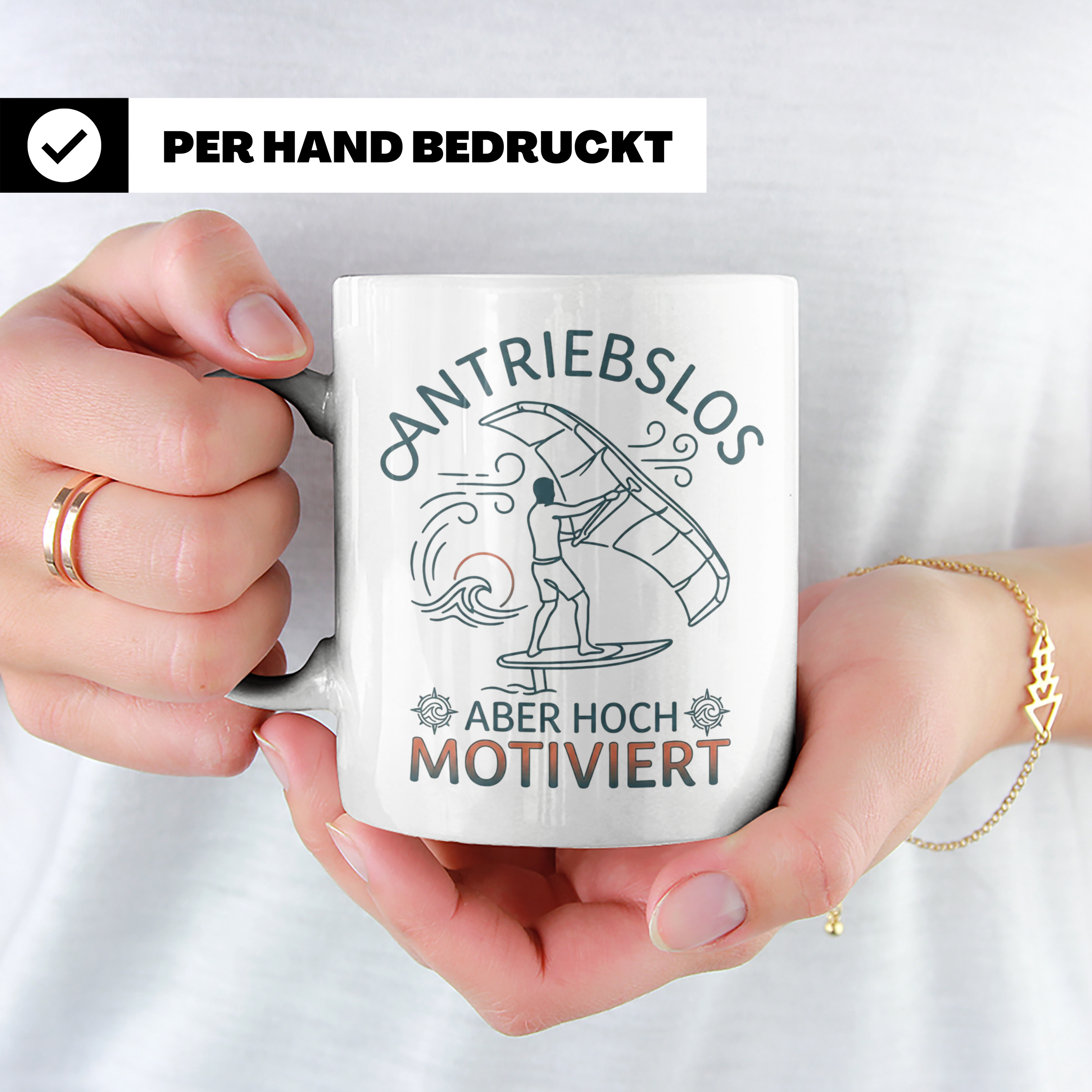 Wingfoil Tasse mit Spruch 'Antriebslos aber hoch motiviert'  – Weiß [farbe:weiß]
