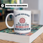 Bogenschießen Tasse mit Spruch Ich muss jetzt Bogenschießen  – Weiß [farbe:weiß]