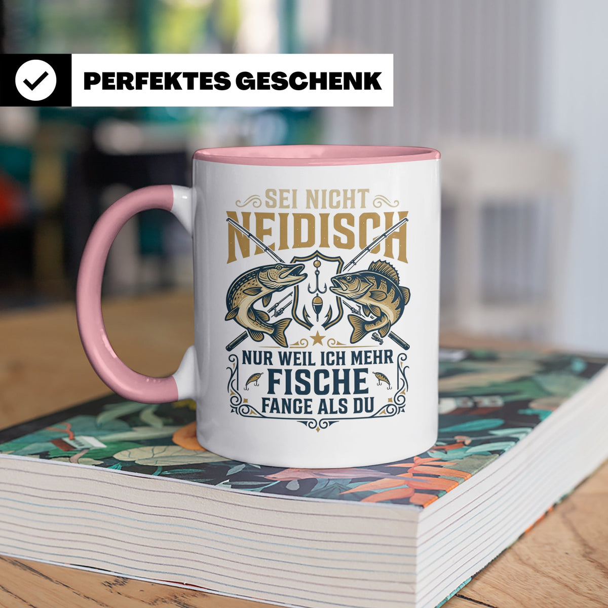 Angler Tasse mit Spruch Sei nicht neidisch | Raubfisch Hecht – Rosa [farbe:rosa]