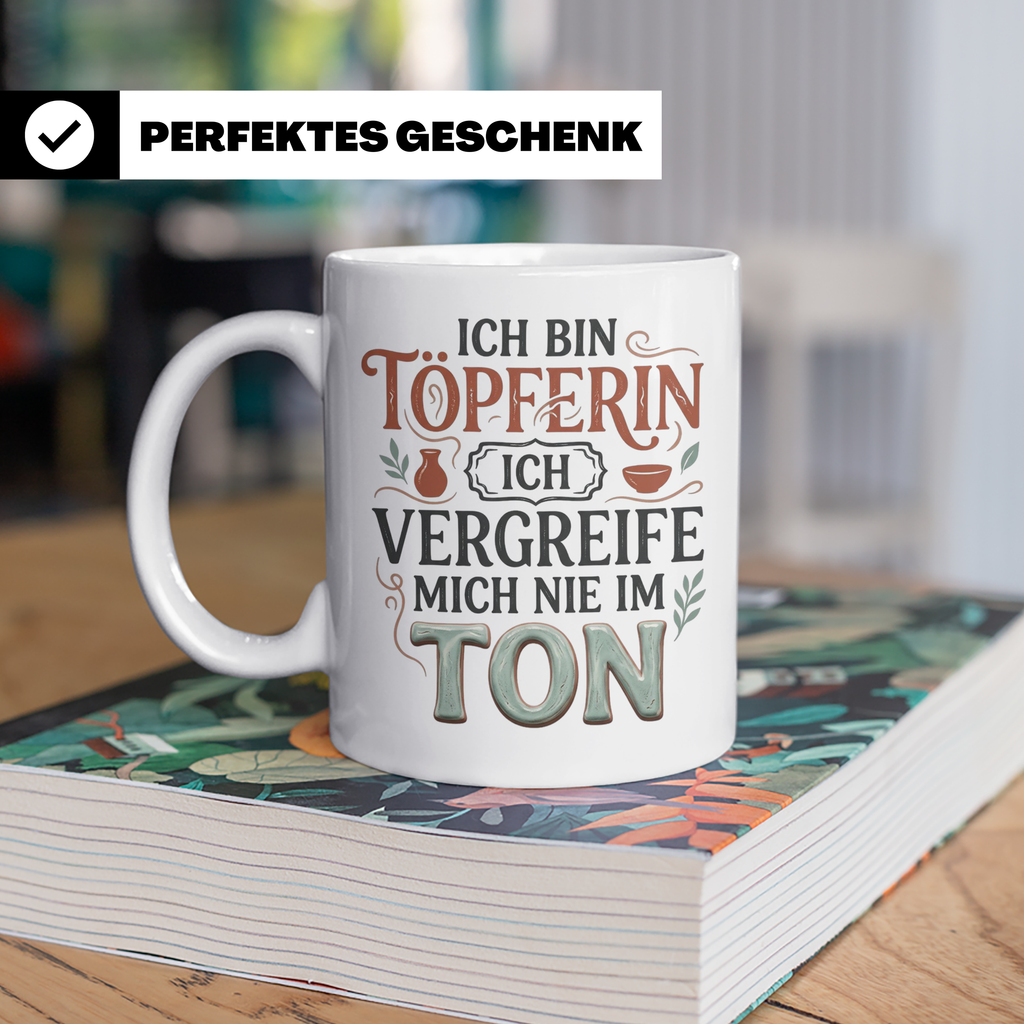 Töpferin Tasse mit Spruch 'Ich vergreife mich nie im Ton' |  – Weiß [farbe:weiß]