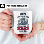 Schach Tasse mit Spruch Einer von uns ist besser als Du | Lu – Weiß [farbe:weiß]
