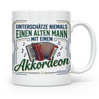 Akkordeon Tasse Alter Mann Spruch, Unterschätze niemals eine – Weiß [farbe:weiß]