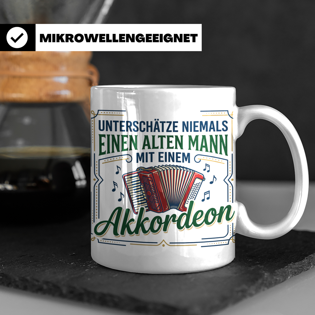 Akkordeon Tasse Alter Mann Spruch, Unterschätze niemals eine – Weiß [farbe:weiß]