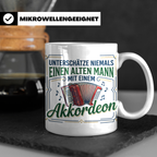 Akkordeon Tasse Alter Mann Spruch, Unterschätze niemals eine – Weiß [farbe:weiß]