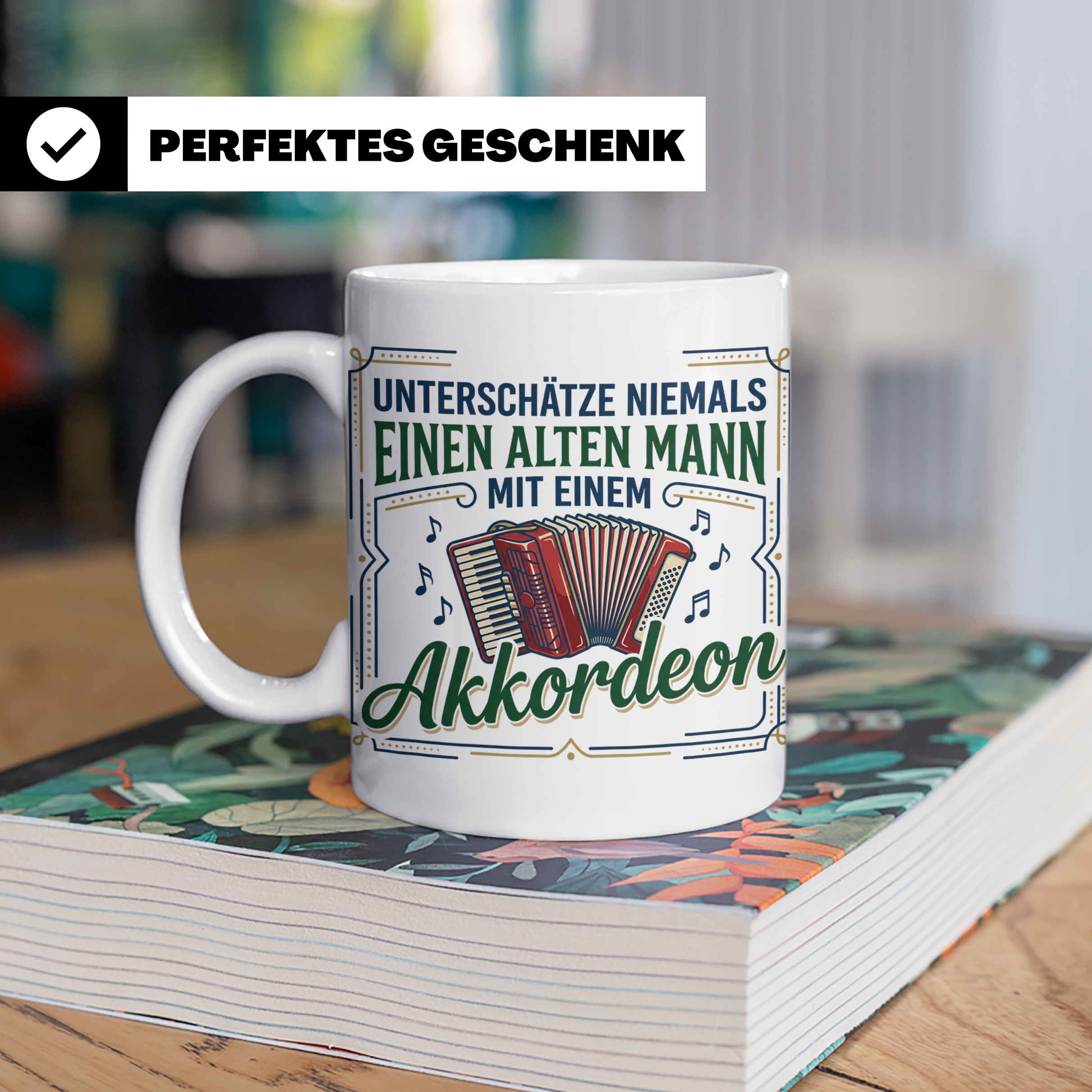 Akkordeon Tasse Alter Mann Spruch, Unterschätze niemals eine – Weiß [farbe:weiß]