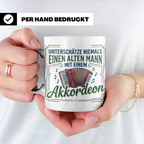 Akkordeon Tasse Alter Mann Spruch, Unterschätze niemals eine – Weiß [farbe:weiß]