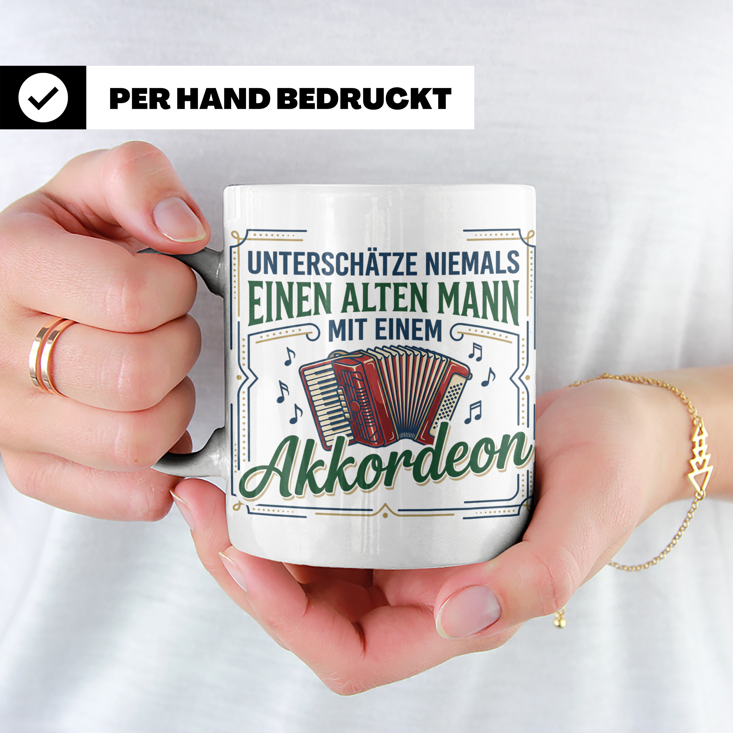 Akkordeon Tasse Alter Mann Spruch, Unterschätze niemals eine – Weiß [farbe:weiß]