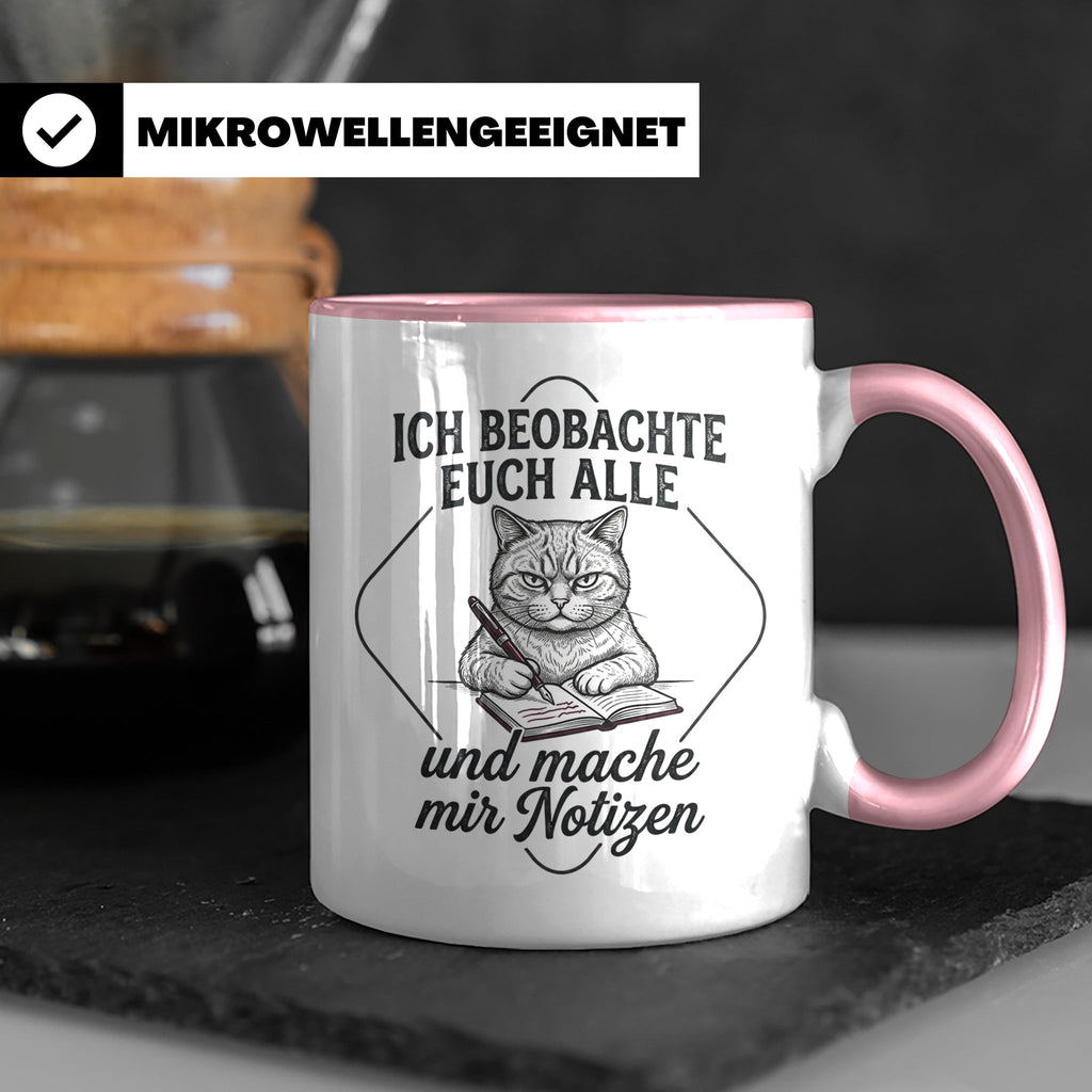 Katze Tasse mit Spruch Ich beobachte euch alle | Lustige Kaf – Rosa [farbe:rosa]