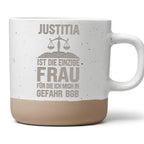 Justitia Tasse Einzige Frau Gefahr BGB - Lustiges Geschenk fuer Anwalt – Bild 1