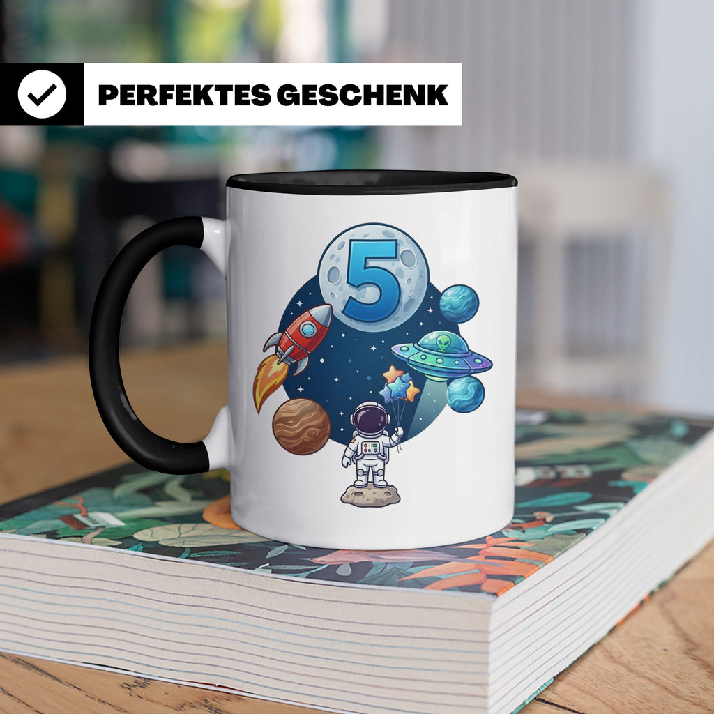 5. Geburtstag Tasse Junge mit Astronaut & Rakete, Weltraum G – Schwarz [farbe:schwarz]