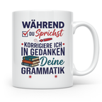 Deutschlehrer Tasse mit Spruch Korrigiere deine Grammatik lu – Weiß [farbe:weiß]