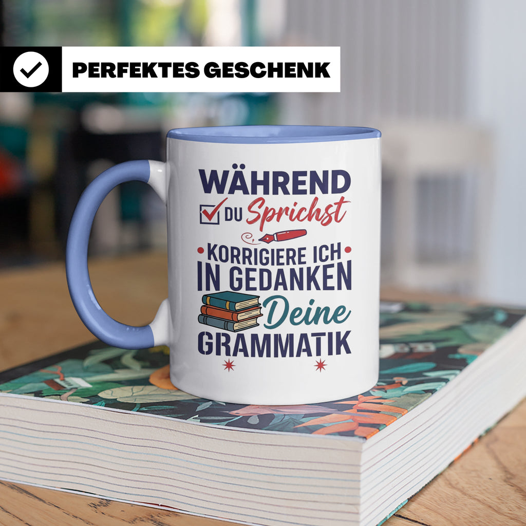 Deutschlehrer Tasse mit Spruch Korrigiere deine Grammatik lu – Blau [farbe:blau]