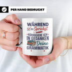 Deutschlehrer Tasse mit Spruch Korrigiere deine Grammatik lu – Weiß [farbe:weiß]