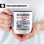 Deutschlehrer Tasse mit Spruch Korrigiere deine Grammatik lu – Schwarz [farbe:schwarz]