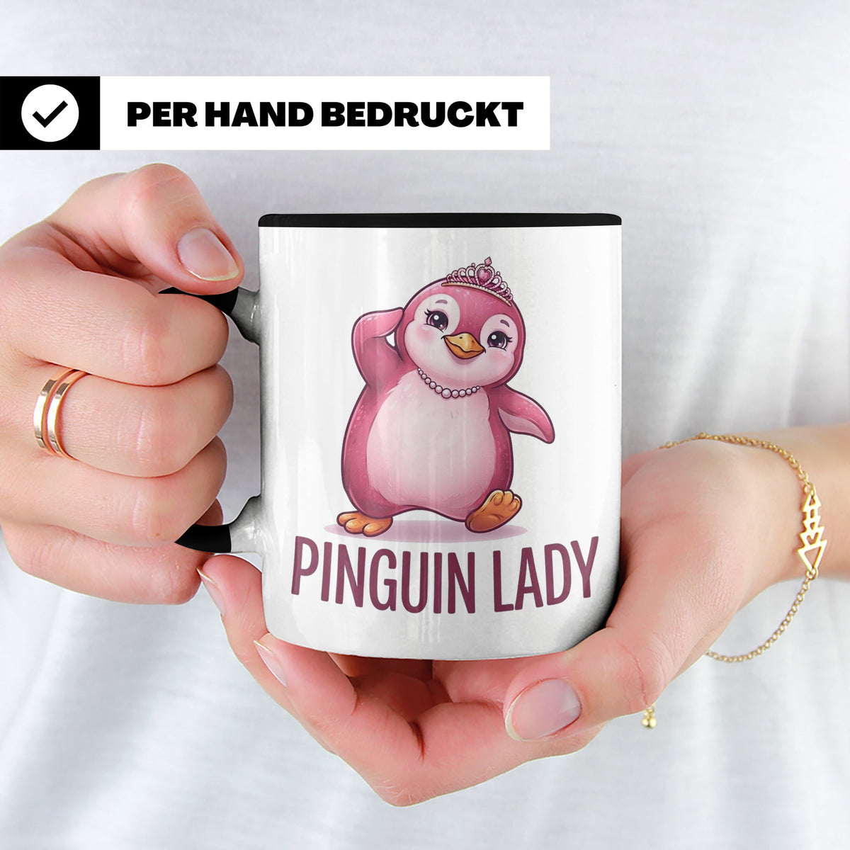 Pinguin Lady Tasse mit Krone & Perlenkette, süßer pinker Pin – Schwarz [farbe:schwarz]